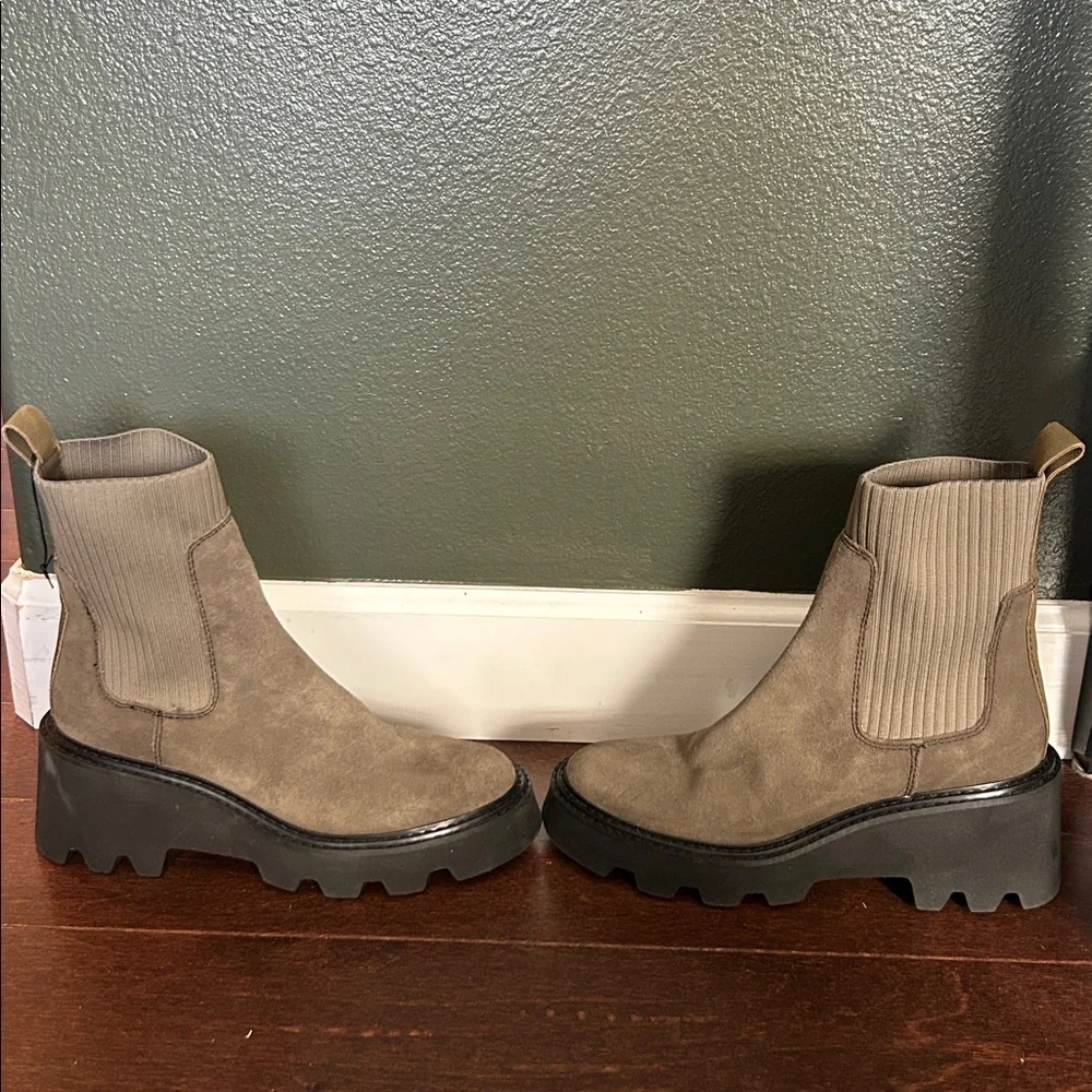 Never worn Dolce Vita Women's Hoven H2o Fashion Boot 8.5